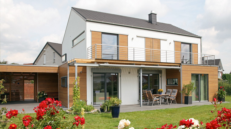 Fotolia – stefanfister: Bild zeigt Fassade / Fassadenmodernisierung. Außenansicht eines Einfamilienhauses mit moderner Holzfassade.