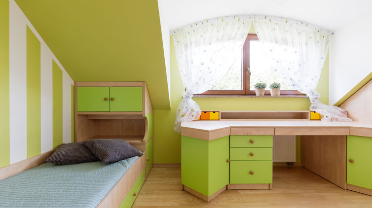 Beispielhafte Abbildung eines Kinderzimmers. Innenausbau in Dachschräge. iStock – KatarzynaBialasiewicz.