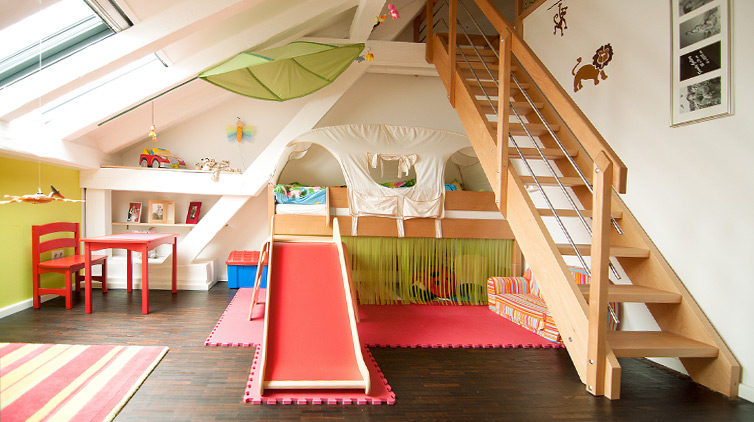 Fotolia – Ehrenberg-Bilder: Bild zeigt ein helles Kinderzimmer mit Hochbett und Holztreppe in Speicherraum, Dachflächenfenster und Regallösung in offener Dachbalkenkonstruktion.