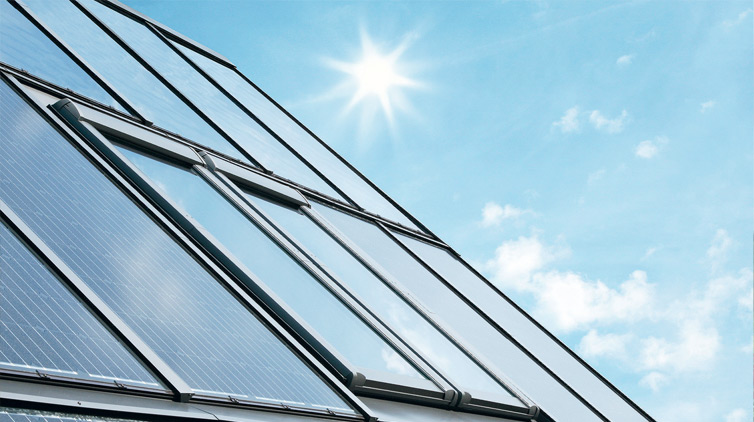 Arbeitsbeispiel DachKomplett für Energetische Modernisierung: moderne Dachflächenfenster von Roto umgeben von Photovoltaik-Modulen.